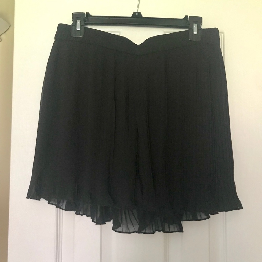 Black Pleated Dress Shorts M